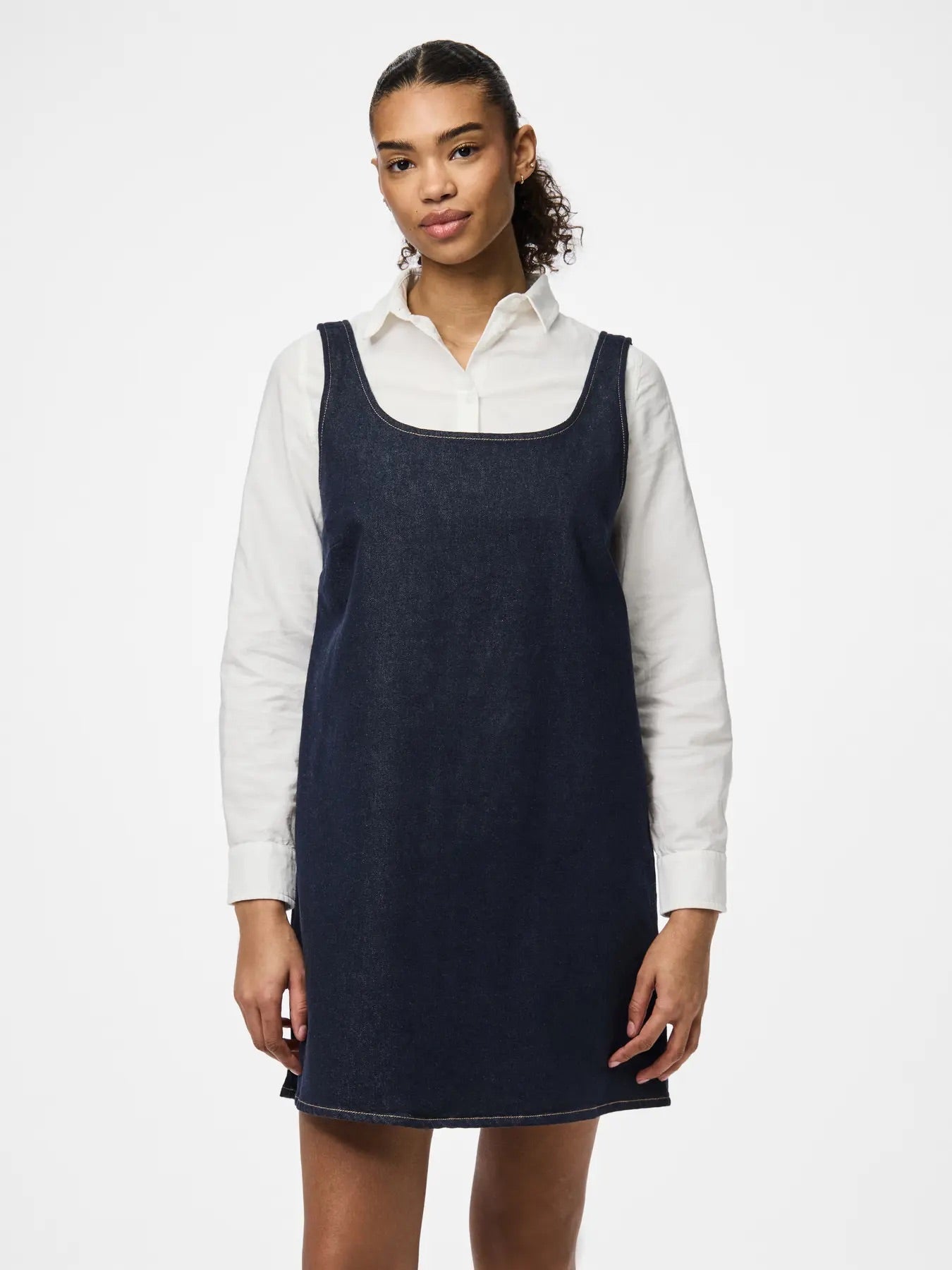 model med hvis skjorte og kort ærmeløs denimkjole med firkantet halsudskæring. PIECES PCFRANNA Dark Blue Denim