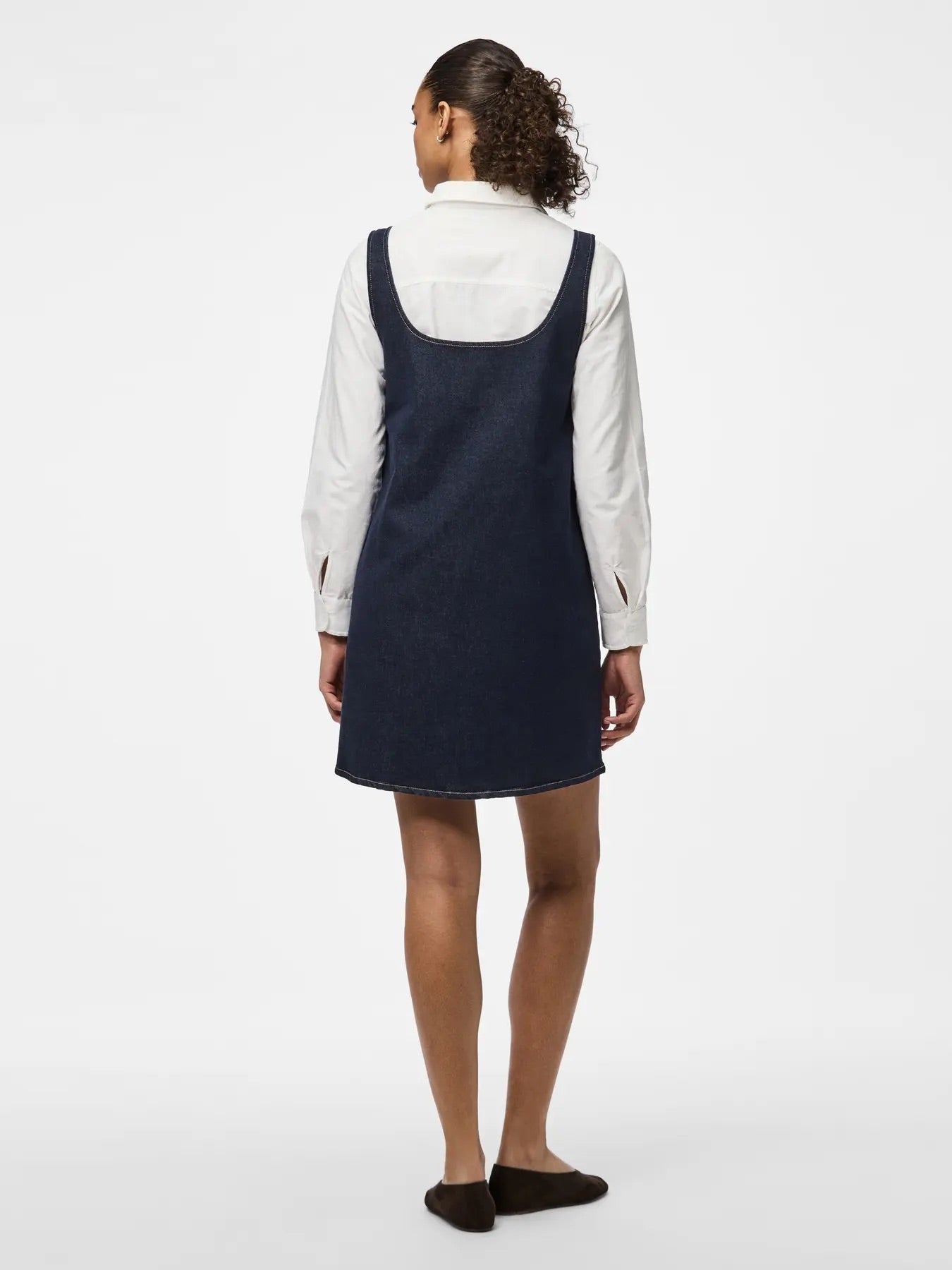 ryggen af model med hvid skjorte og kort ærmeløs denimkjole med firkantet halsudskæring. PIECES PCFRANNA Dark Blue Denim