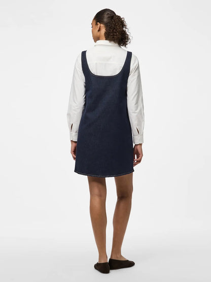 ryggen af model med hvid skjorte og kort ærmeløs denimkjole med firkantet halsudskæring. PIECES PCFRANNA Dark Blue Denim