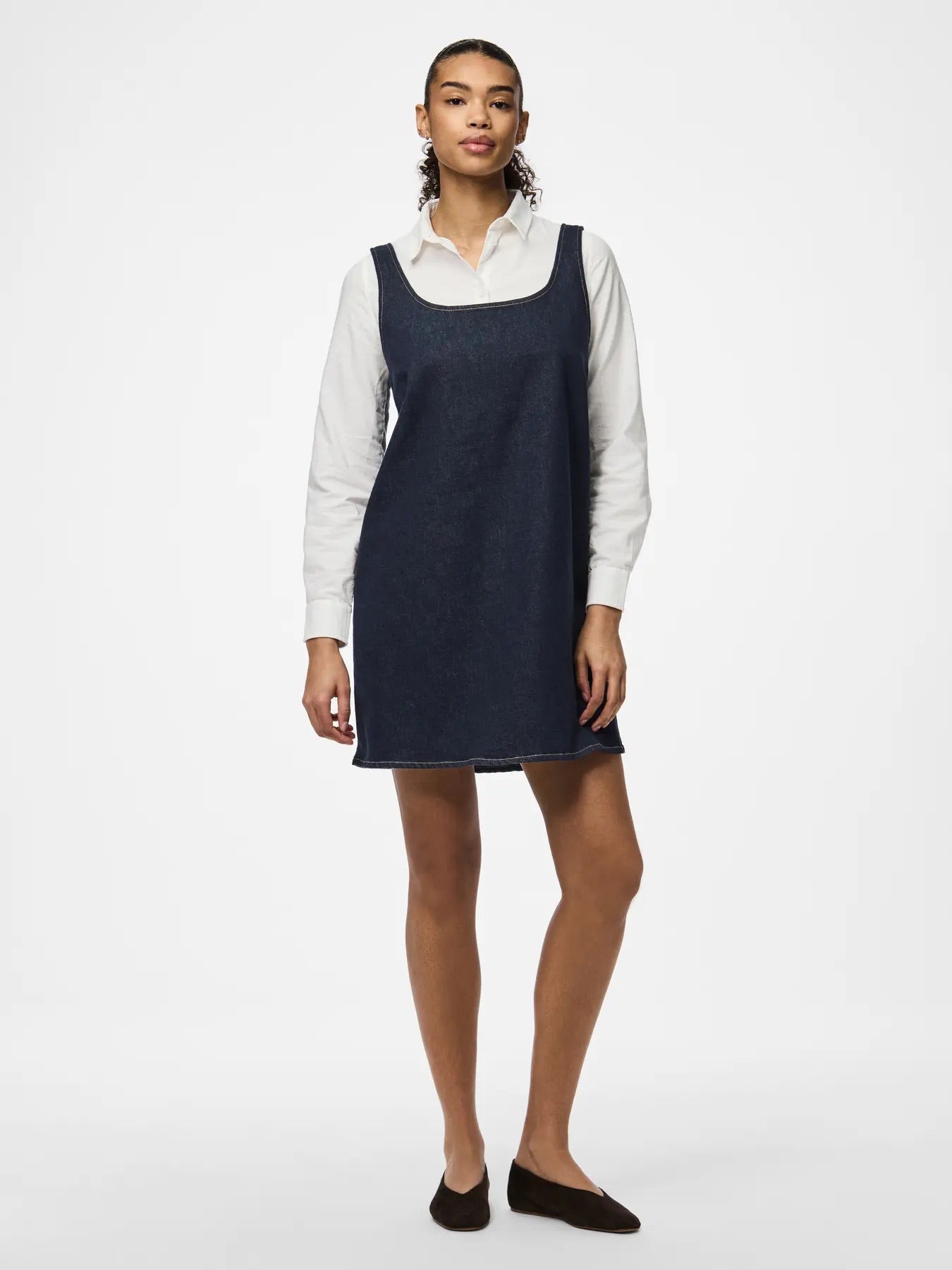 model med kort ærmeløs denimkjole med firkantet halsudskæring. PIECES PCFRANNA Dark Blue Denim