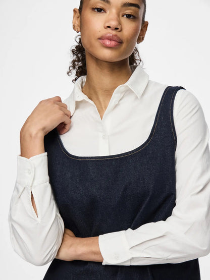closeup af model med kort ærmeløs denimkjole med firkantet halsudskæring. PIECES PCFRANNA Dark Blue Denim