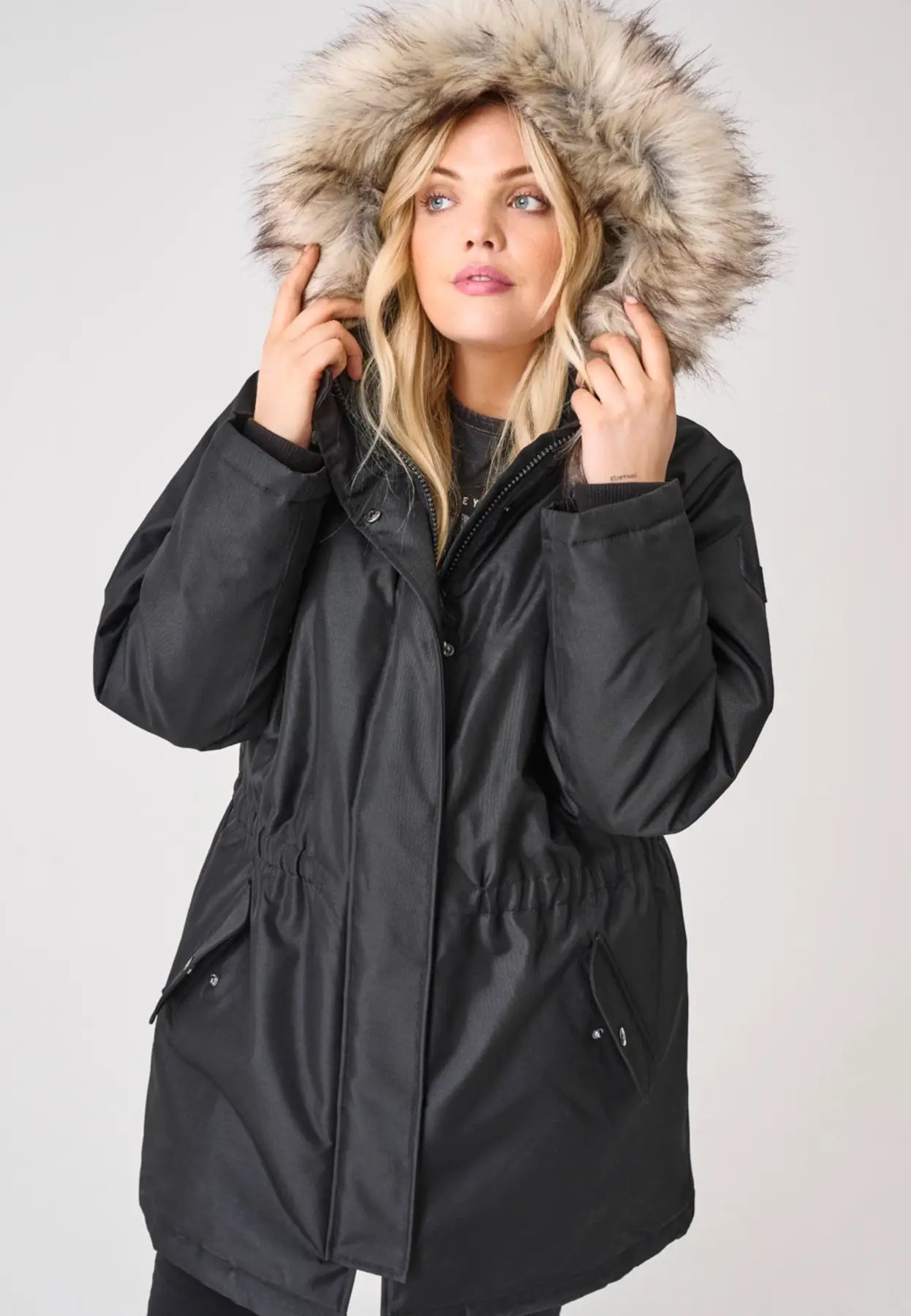 model med sort vinterjakke med pelskant på hætte. ONLY Carmakoma CARIRENA Parka Coat Black