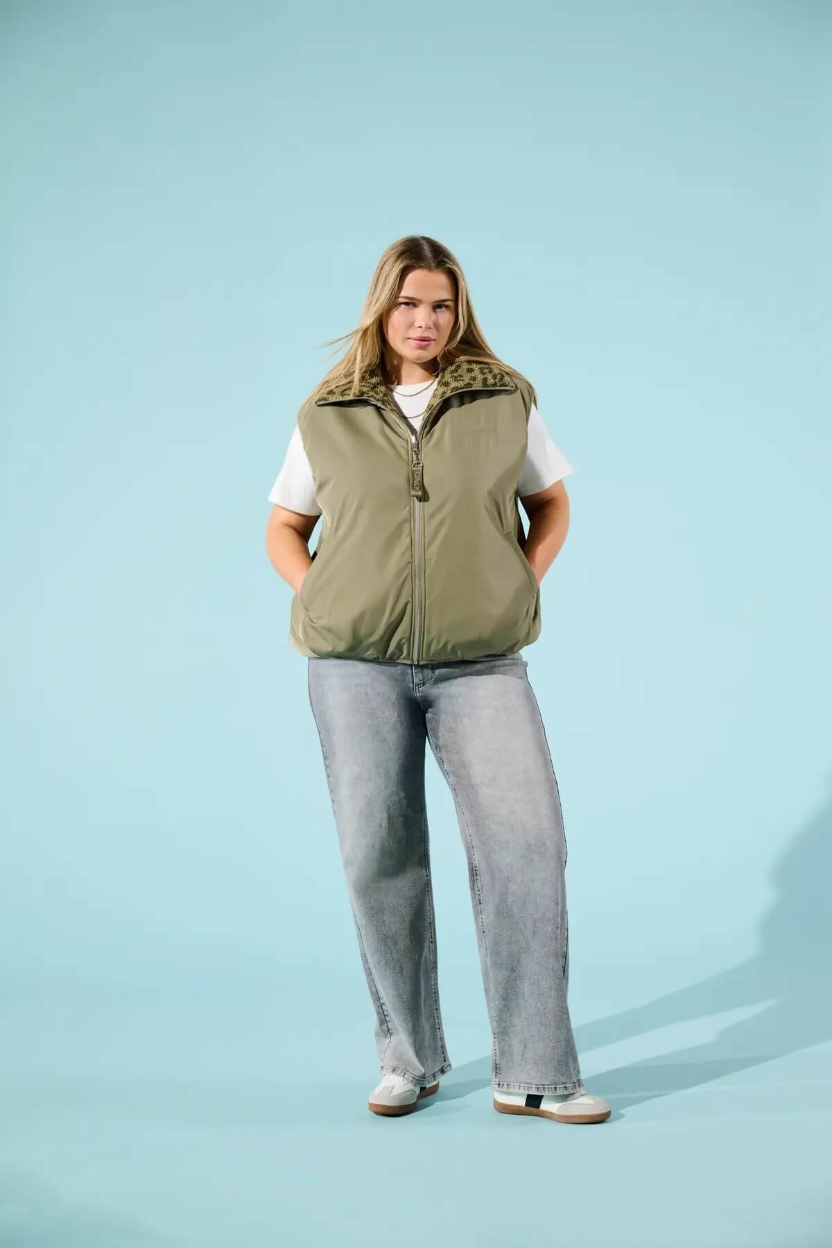 model med vest og wide fit grå jeans ONLY Carmakoma CARWILLY Jeans Grey Denim