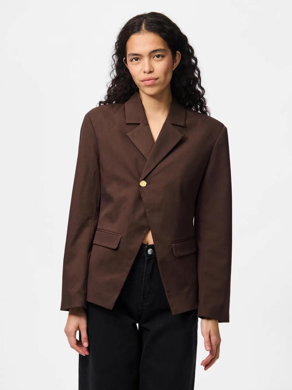 model med oversize brun blazer med asymmetrisk knaplukning. PIECES PCJAMMI OVERSIZED BLAZER Delicioso
