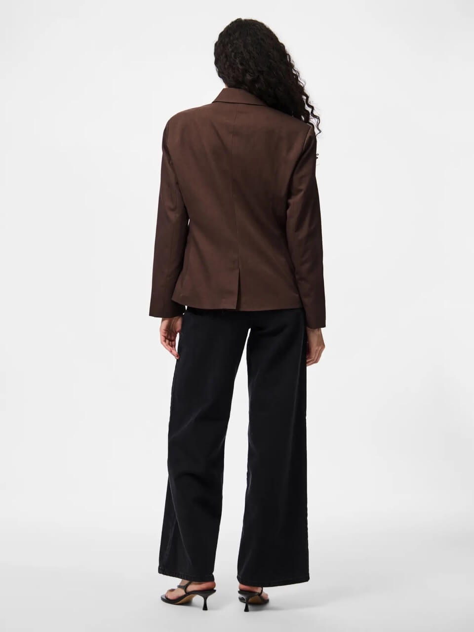 ryggen af model oversize brun blazer med asymmetrisk knaplukning. PIECES PCJAMMI OVERSIZED BLAZER Delicioso