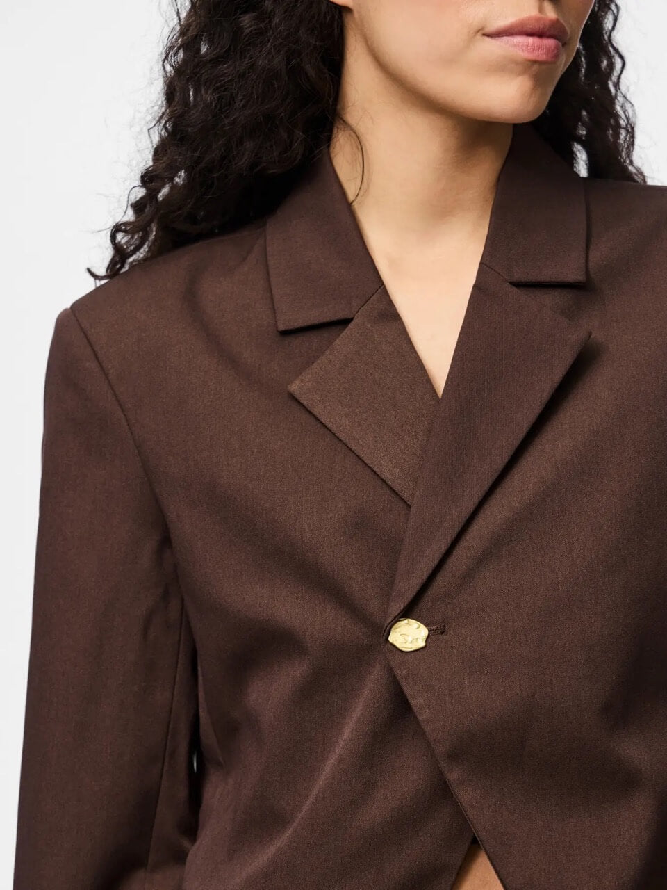 guldknap på oversize brun blazer med asymmetrisk knaplukning. PIECES PCJAMMI OVERSIZED BLAZER Delicioso