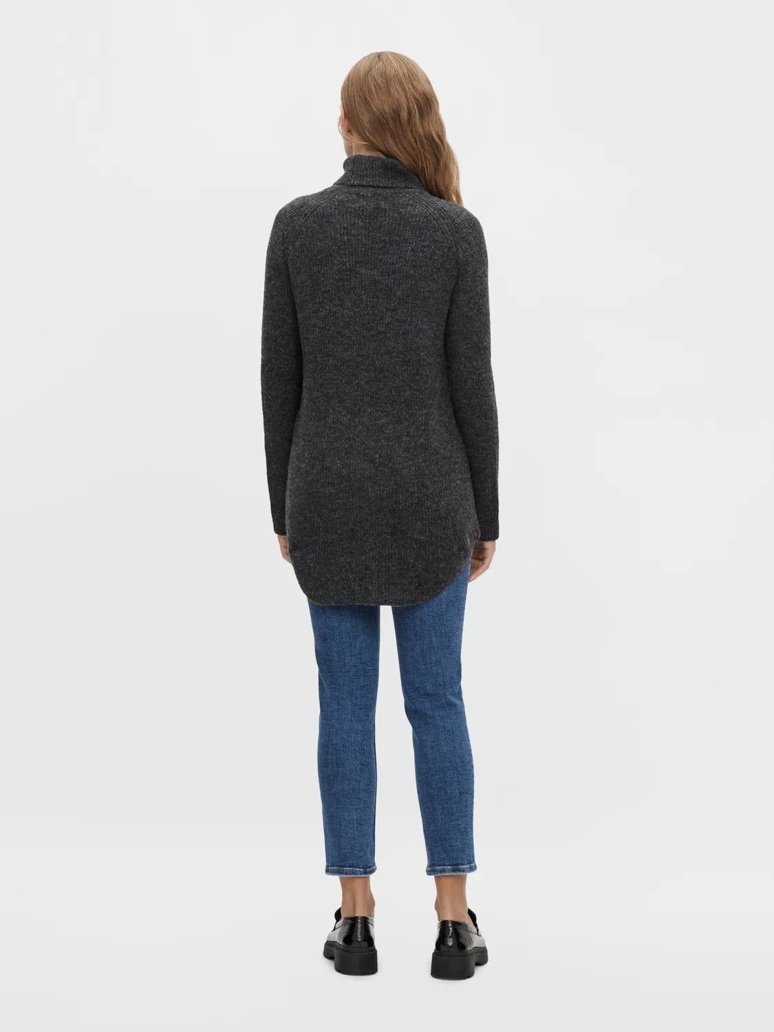 model bagpå med lang mørkegrå strik med rullekrave og buet kant forneden. PIECES PCELLEN LS LONG KNIT Dark Grey