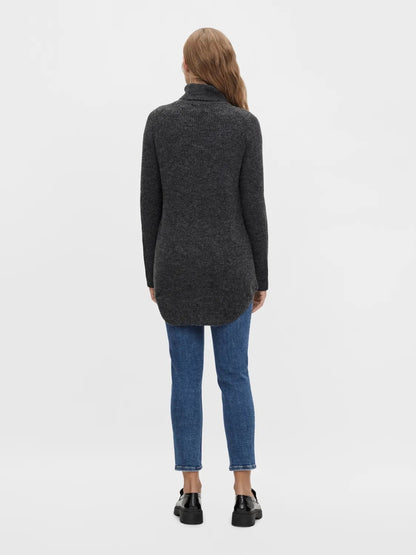 model bagpå med lang mørkegrå strik med rullekrave og buet kant forneden. PIECES PCELLEN LS LONG KNIT Dark Grey