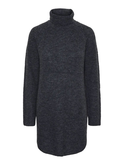 lang mørkegrå strik med rullekrave og buet kant forneden. PIECES PCELLEN LS LONG KNIT Dark Grey