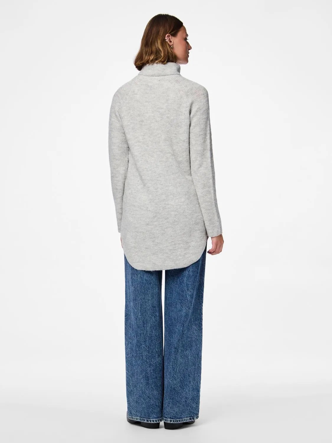 Model med lang lysegrå strik med rullekrave og buet kant forneden. PIECES PCELLEN LS LONG KNIT Light Grey Melange