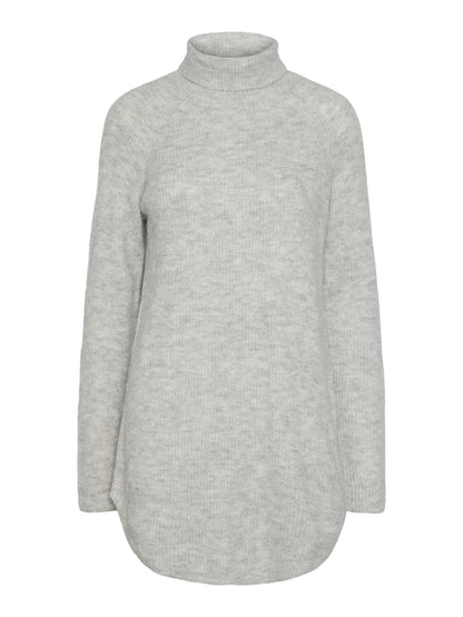 lang lysegrå strik med rullekrave og buet kant forneden. PIECES PCELLEN LS LONG KNIT Light Grey Melange
