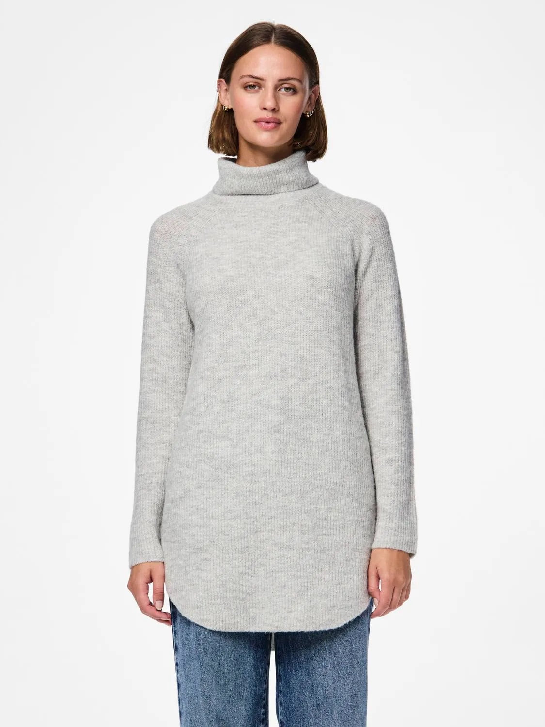 Model med lang lysegrå strik med rullekrave og buet kant forneden. PIECES PCELLEN LS LONG KNIT Light Grey Melange