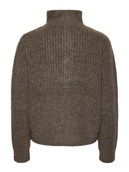 bagpå Brun strik med høj hals og halv lynlås lukning. PIECES PCKAMILLA LS HALF ZIP KNIT Morel
