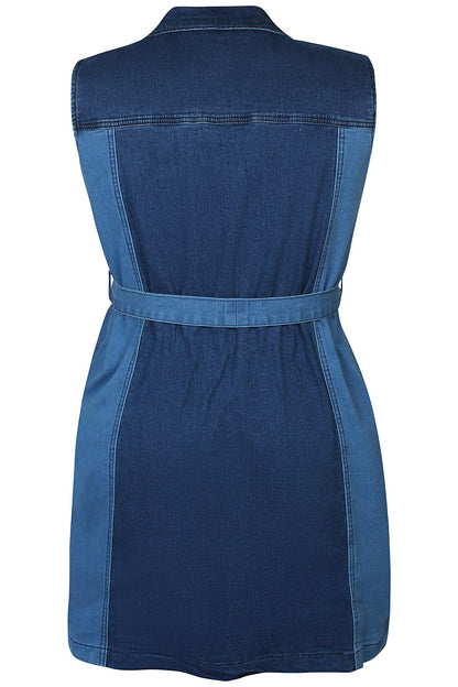 ryggen af blå denimkjole uden ærmer med knappelukning og bindebånd i talje. ZHENZI Hope 786-Dress Nigella Blue