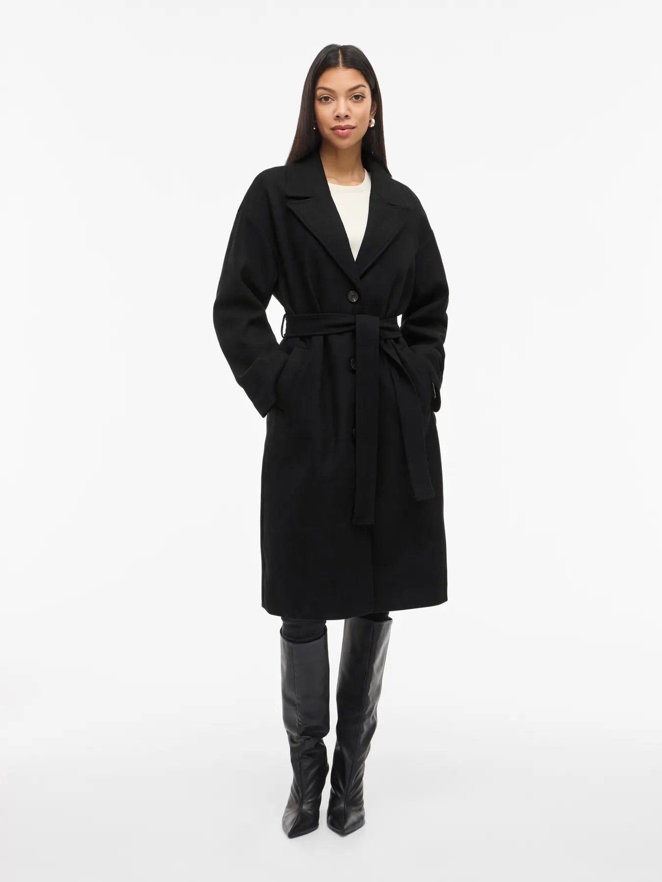 model med sort lang frakke med ælte i taljen. VILA VICLAUDIA L/S Long Coat Black Beauty