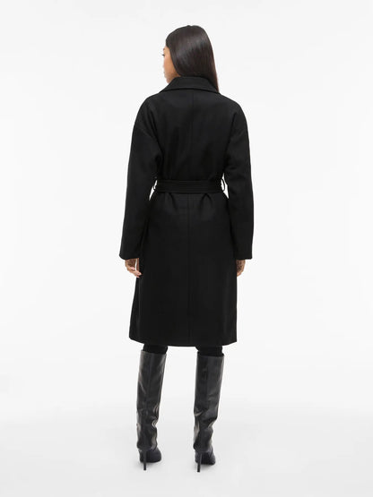 sort lang frakke med ælte i taljen. VILA VICLAUDIA L/S Long Coat Black Beauty