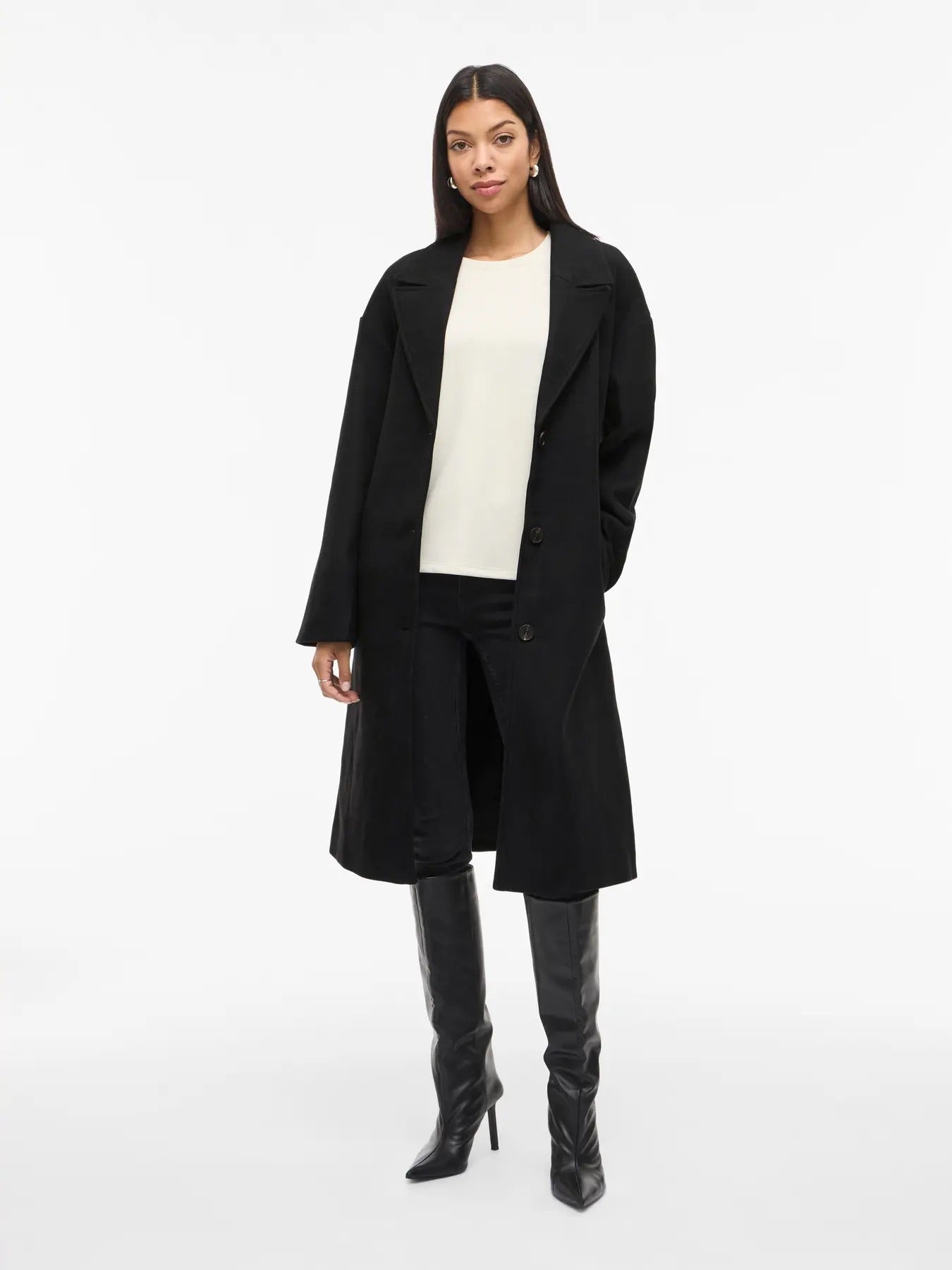 sort lang frakke med ælte i taljen. VILA VICLAUDIA L/S Long Coat Black Beauty
