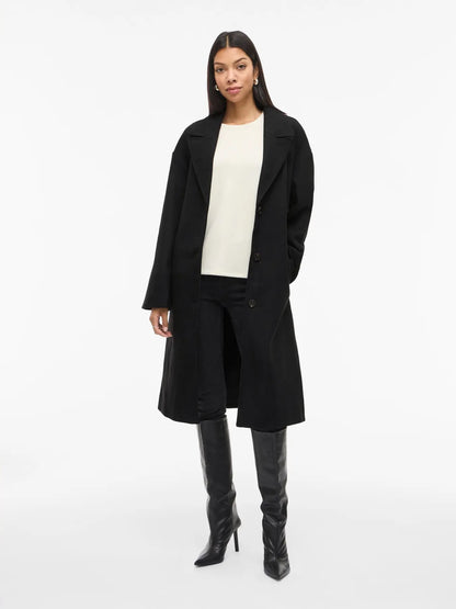 sort lang frakke med ælte i taljen. VILA VICLAUDIA L/S Long Coat Black Beauty