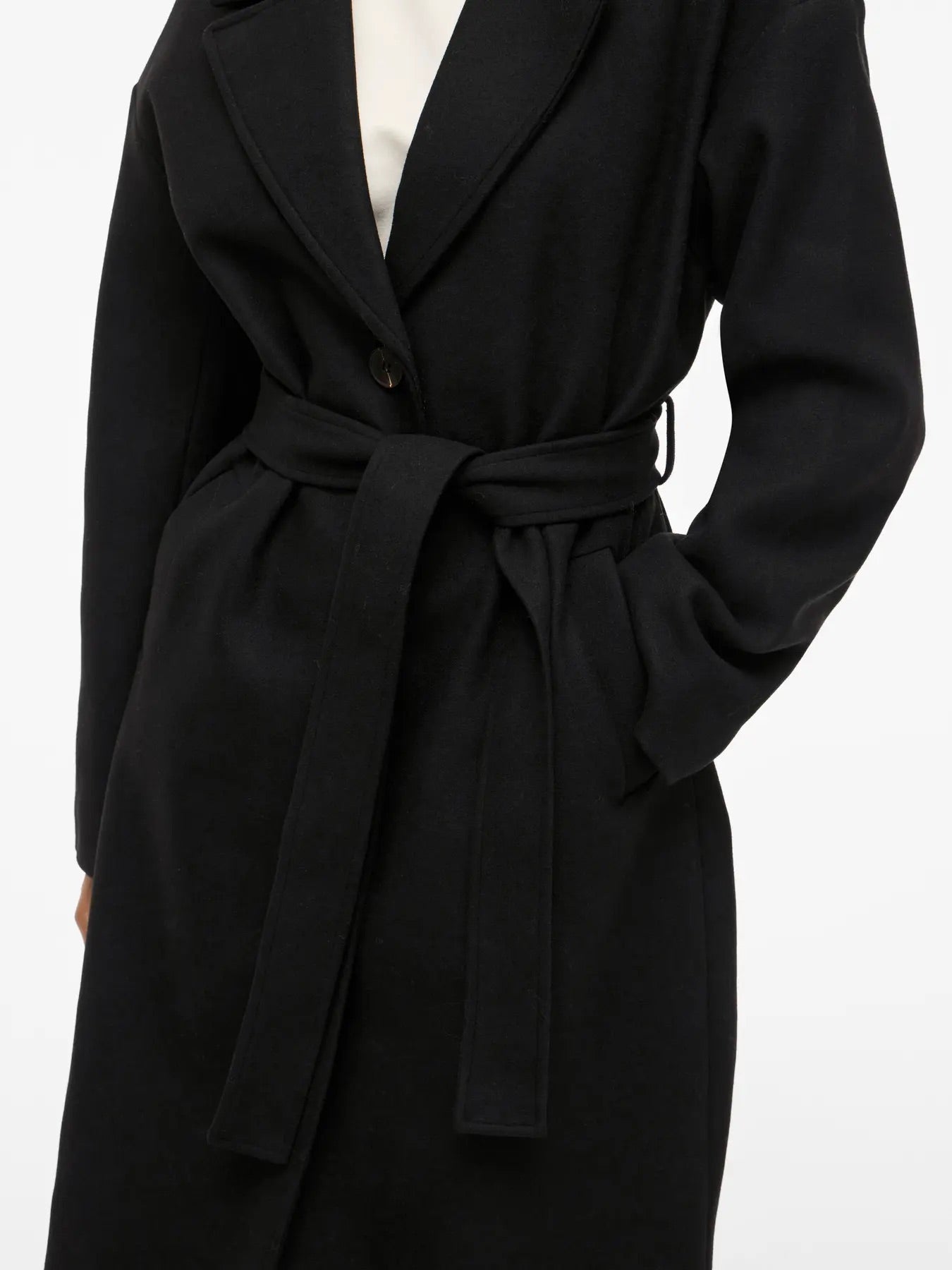 sort lang frakke med ælte i taljen. VILA VICLAUDIA L/S Long Coat Black Beauty