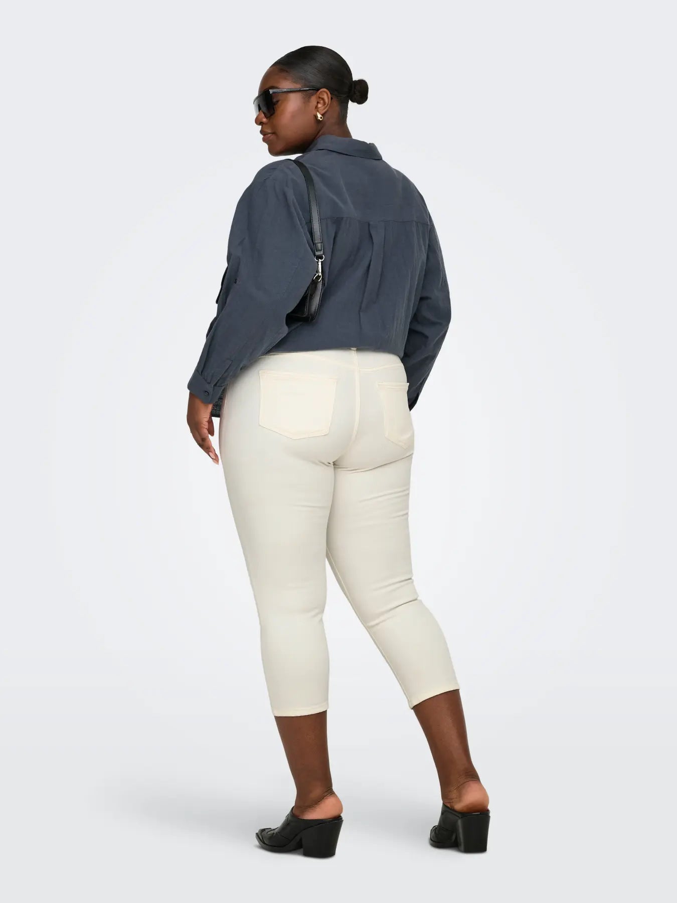ONLY Carmakoma CARWILLY REG WAIST DNM CAPRI NOOS | Ecru