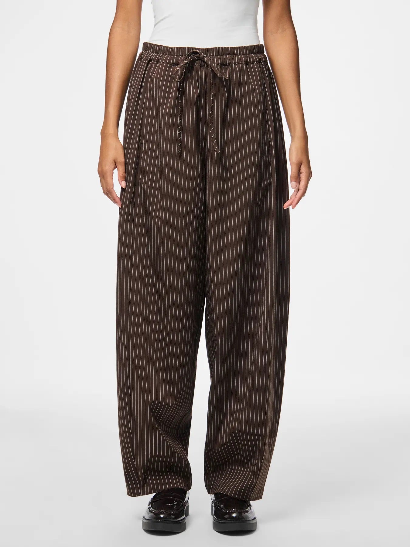PIECES PCANJA MW BARREL PANTS WVN D2D | Delicioso Pinstripe