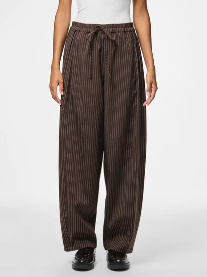 PIECES PCANJA MW BARREL PANTS WVN D2D | Delicioso Pinstripe