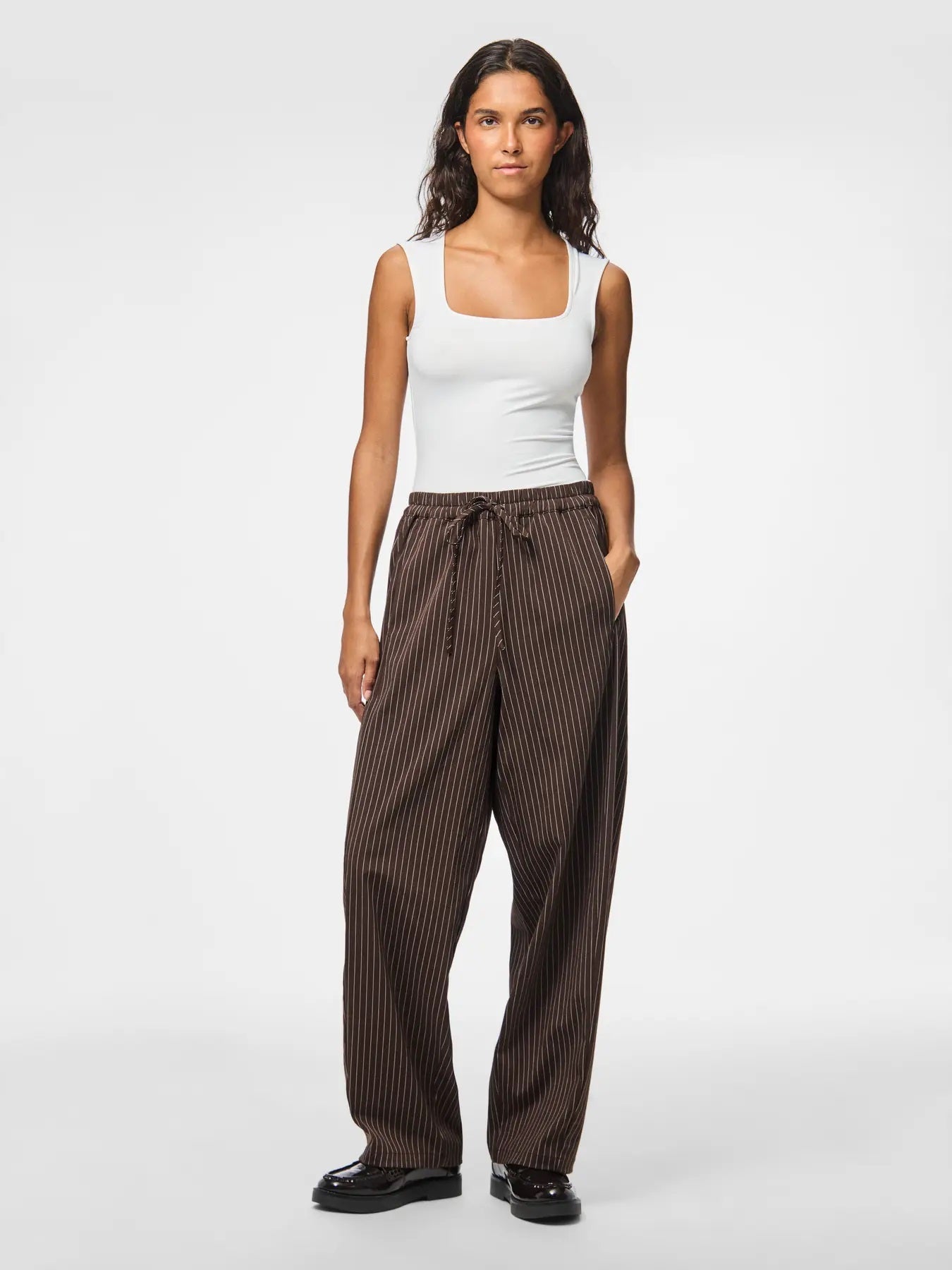 PIECES PCANJA MW BARREL PANTS WVN D2D | Delicioso Pinstripe