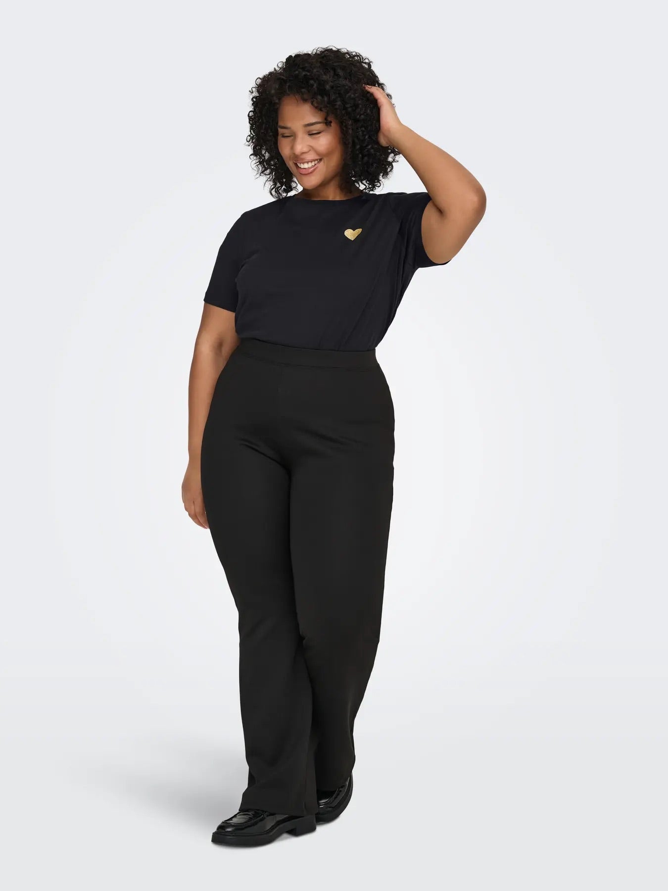 kortærmet sort t-shirt med hjerte ONLY Carmakoma CARKITA S/S LOGO TOP Black Gold Glitter Heart