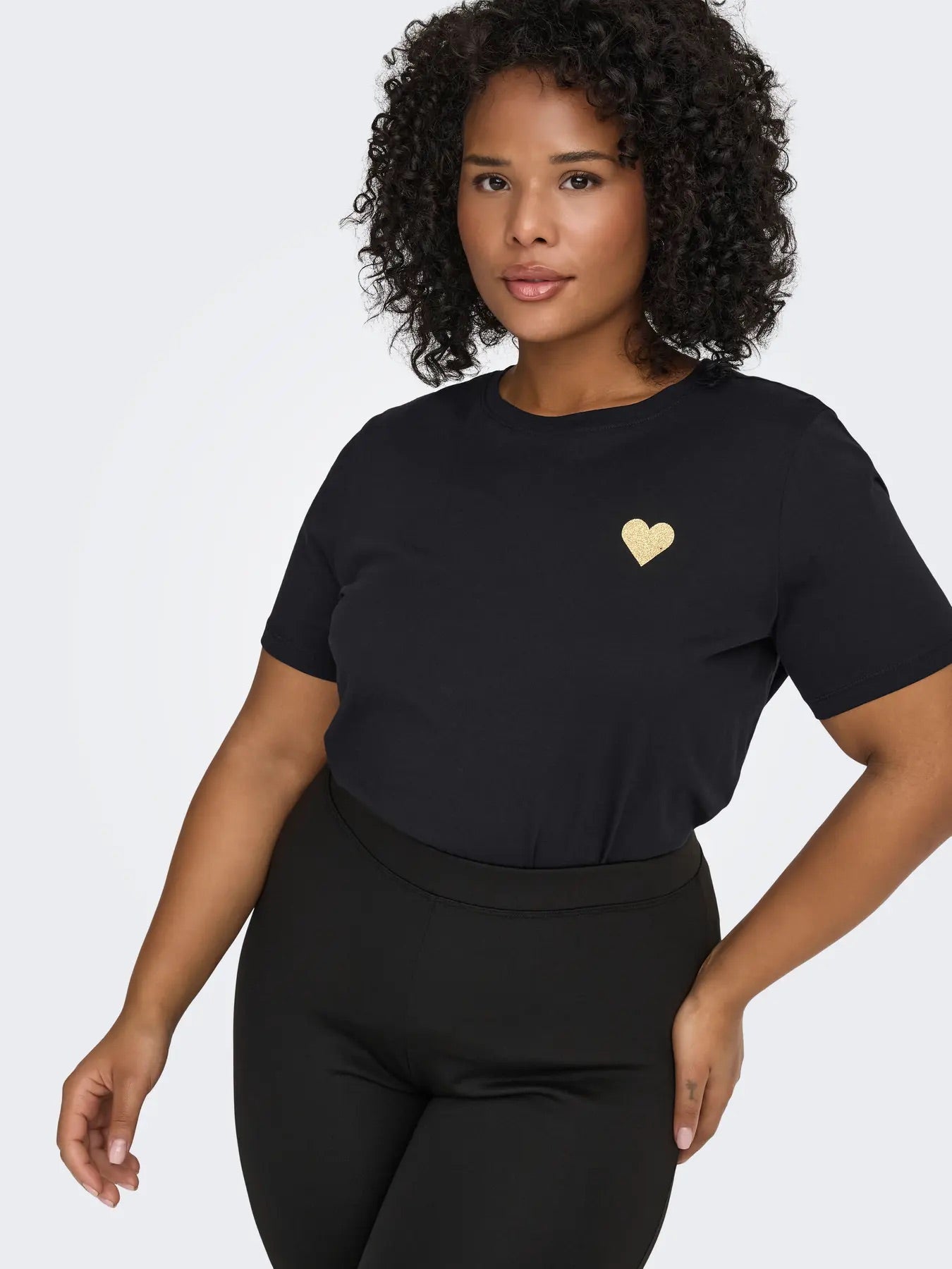 kortærmet sort t-shirt med hjerte ONLY Carmakoma CARKITA S/S LOGO TOP Black Gold Glitter Heart