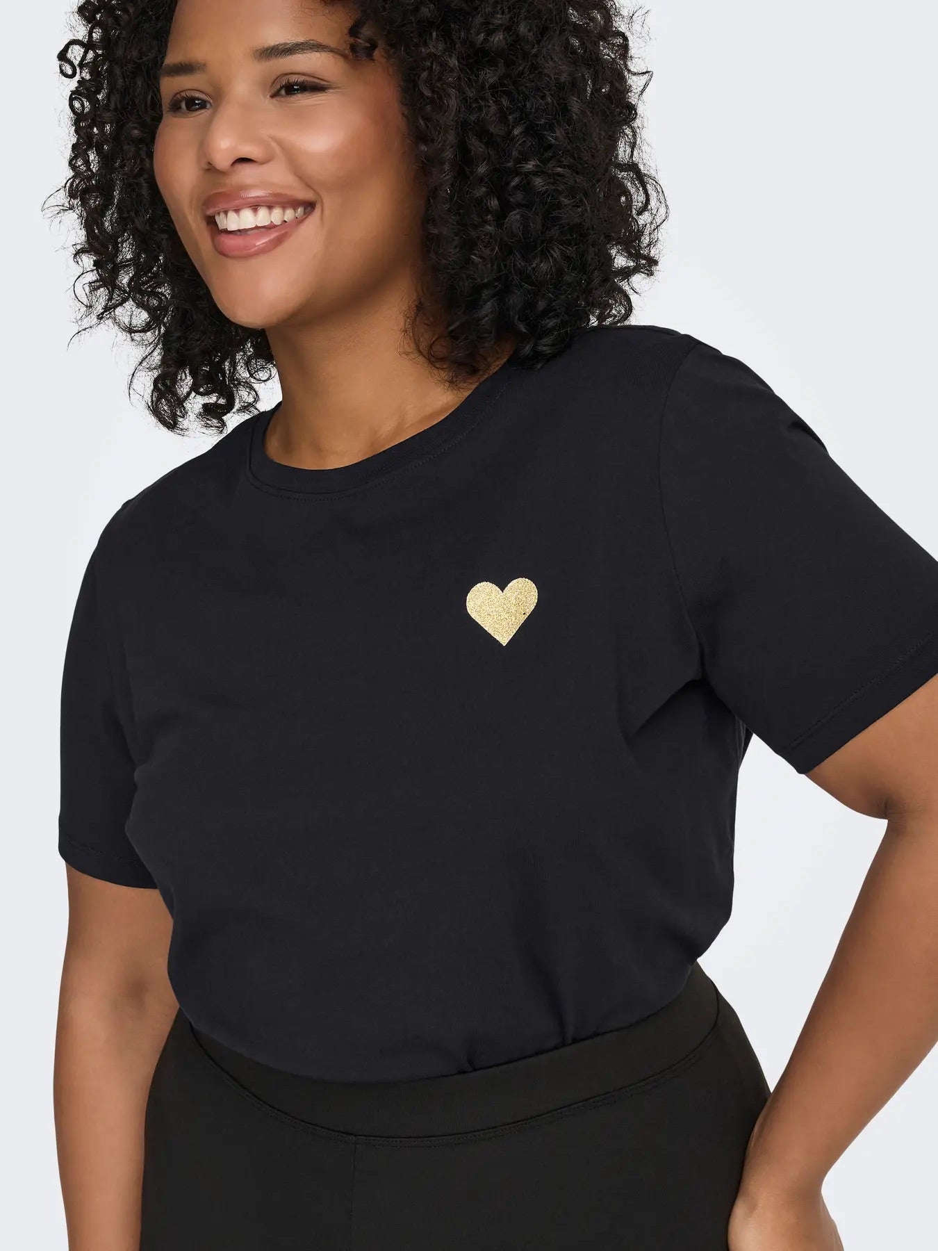 kortærmet sort t-shirt med hjerte ONLY Carmakoma CARKITA S/S LOGO TOP Black Gold Glitter Heart