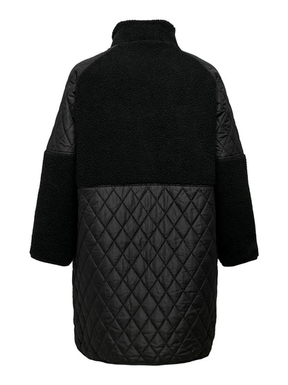 ryggen af sort quilt og teddy jakke ONLY Carmakoma CAROHIO Coat Black