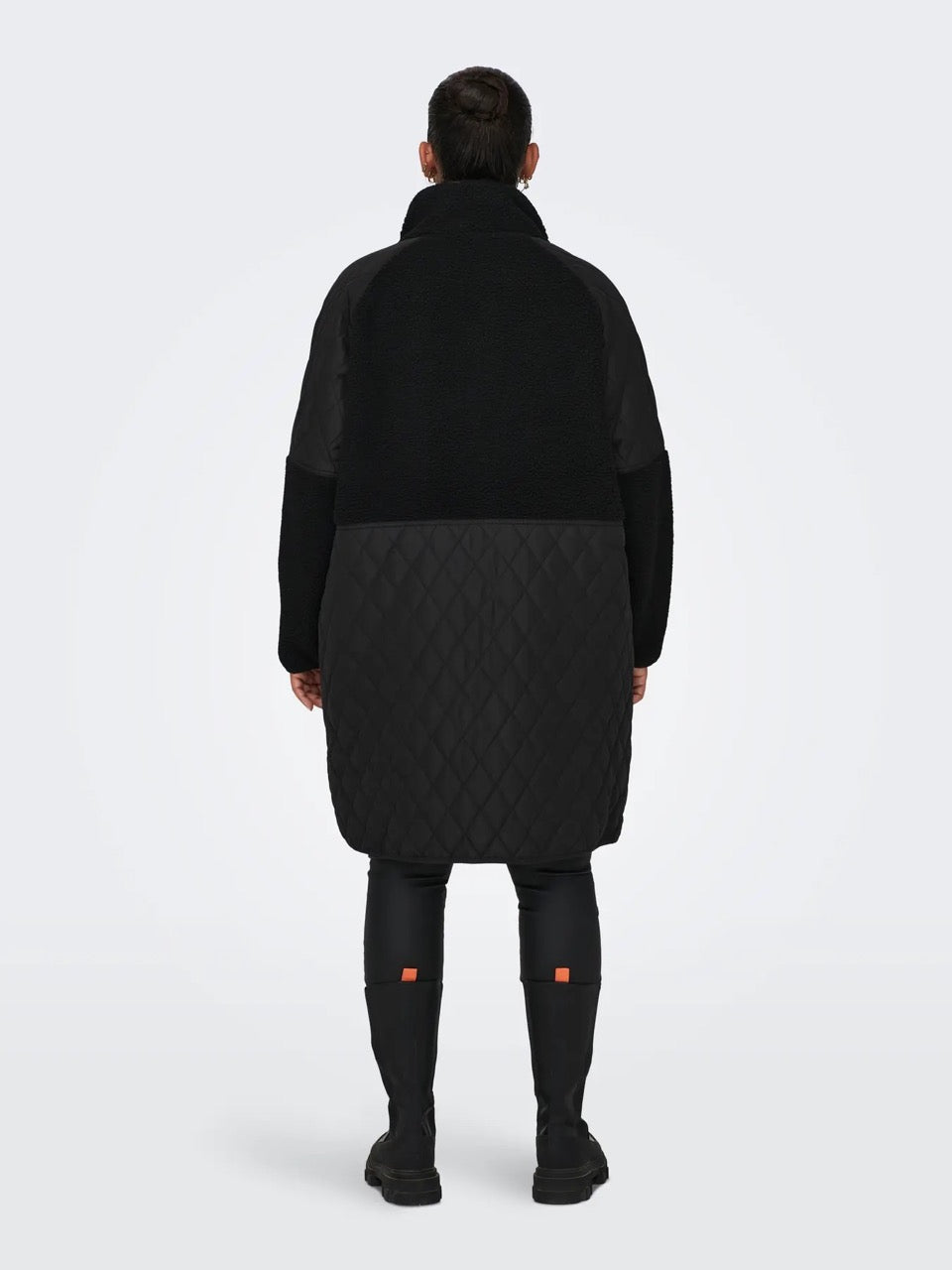 ryggen af sort quilt og teddy jakke ONLY Carmakoma CAROHIO Coat Black