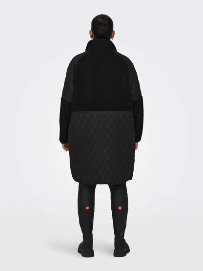 ryggen af sort quilt og teddy jakke ONLY Carmakoma CAROHIO Coat Black