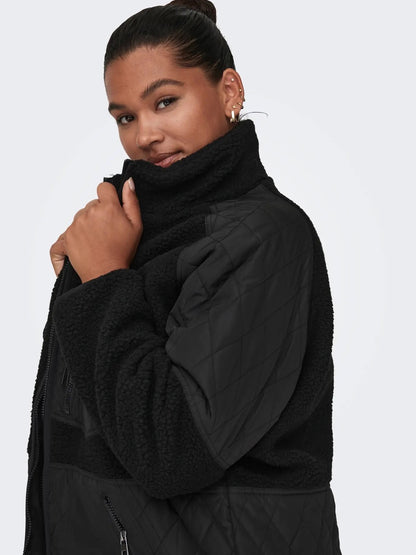 høj krave på sort quilt og teddy jakke ONLY Carmakoma CAROHIO Coat Black