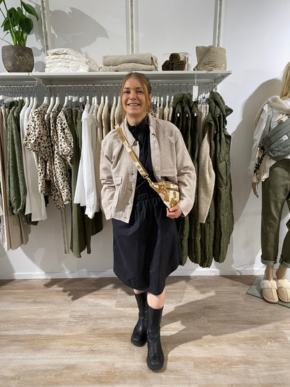 marie med sort kjole med elastik i taljen og lys jakke. NÜ Yen Dress Black 8324-23