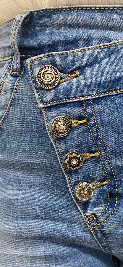 Karostar lysblå jeans med skrå knapper| KM2569