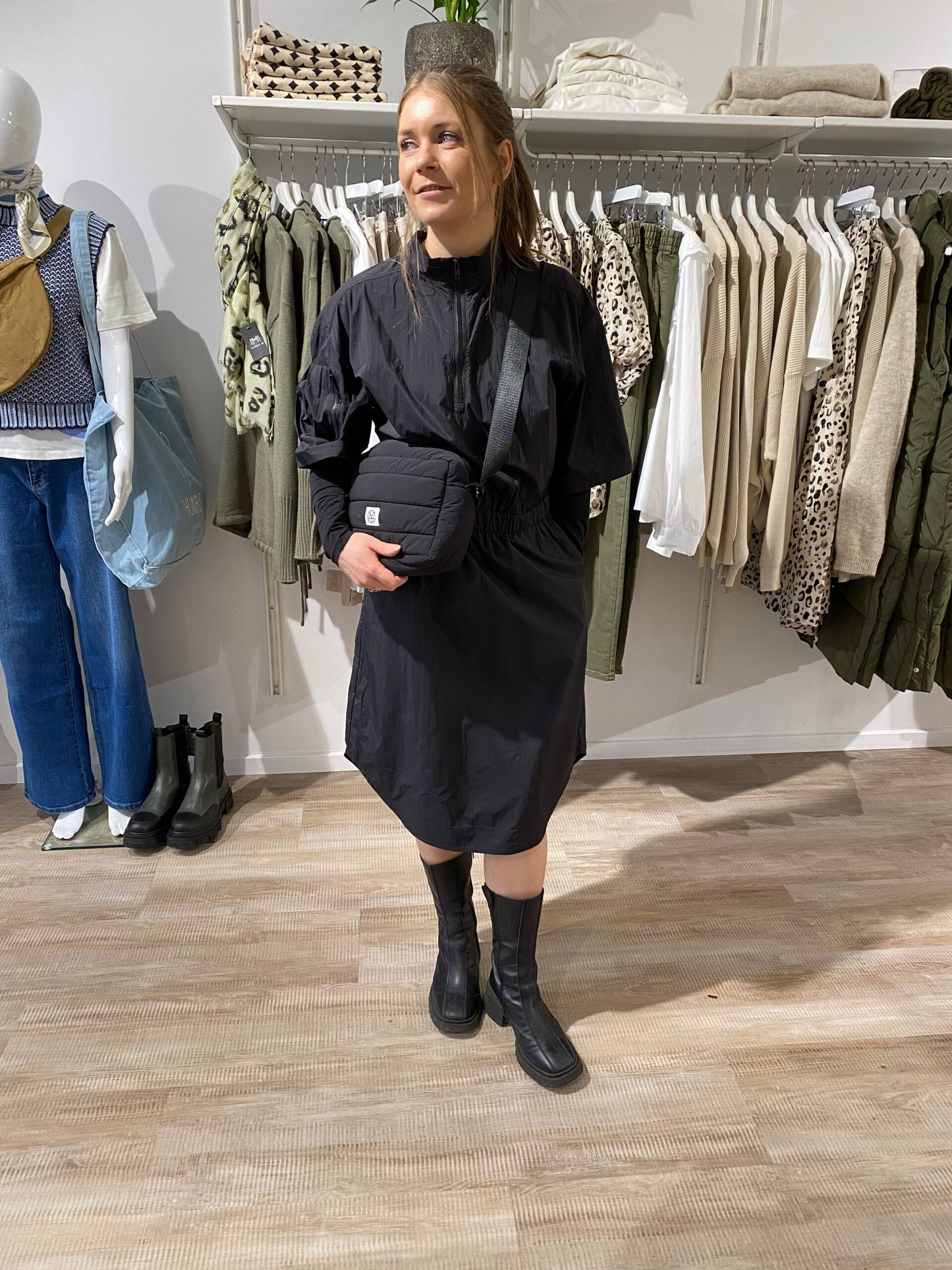 marie med sort kjole med elastik i taljen. NÜ Yen Dress Black 8324-23
