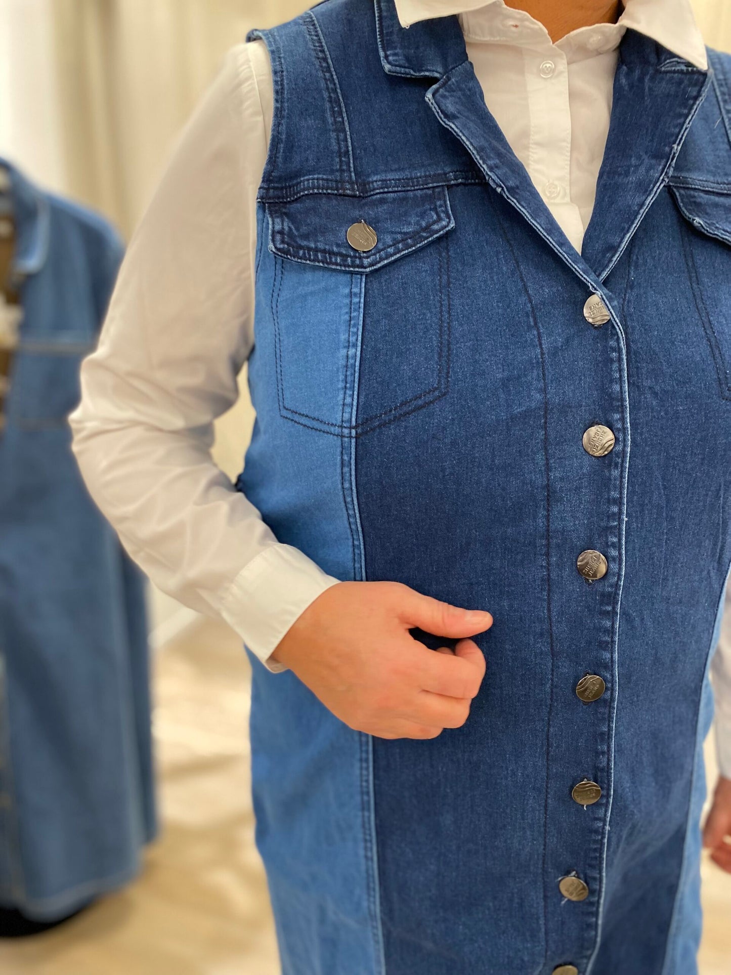 closeup af janni med janni dem ærmeløs denimkjole. ZHENZI Hope 786-Dress Nigella Blue