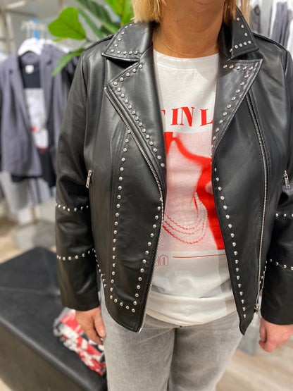 janni med sort læderjakke med knitterdetaljer. ONLY Carmakoma CARAUDREY Leather Black