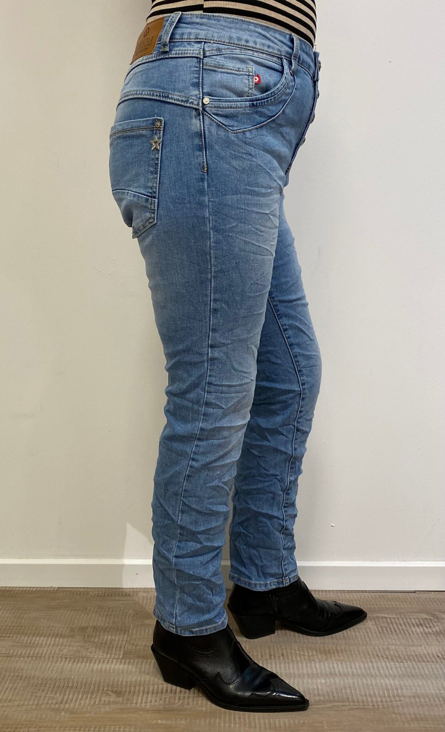 Karostar lysblå jeans med forskellige knapper| KM2535