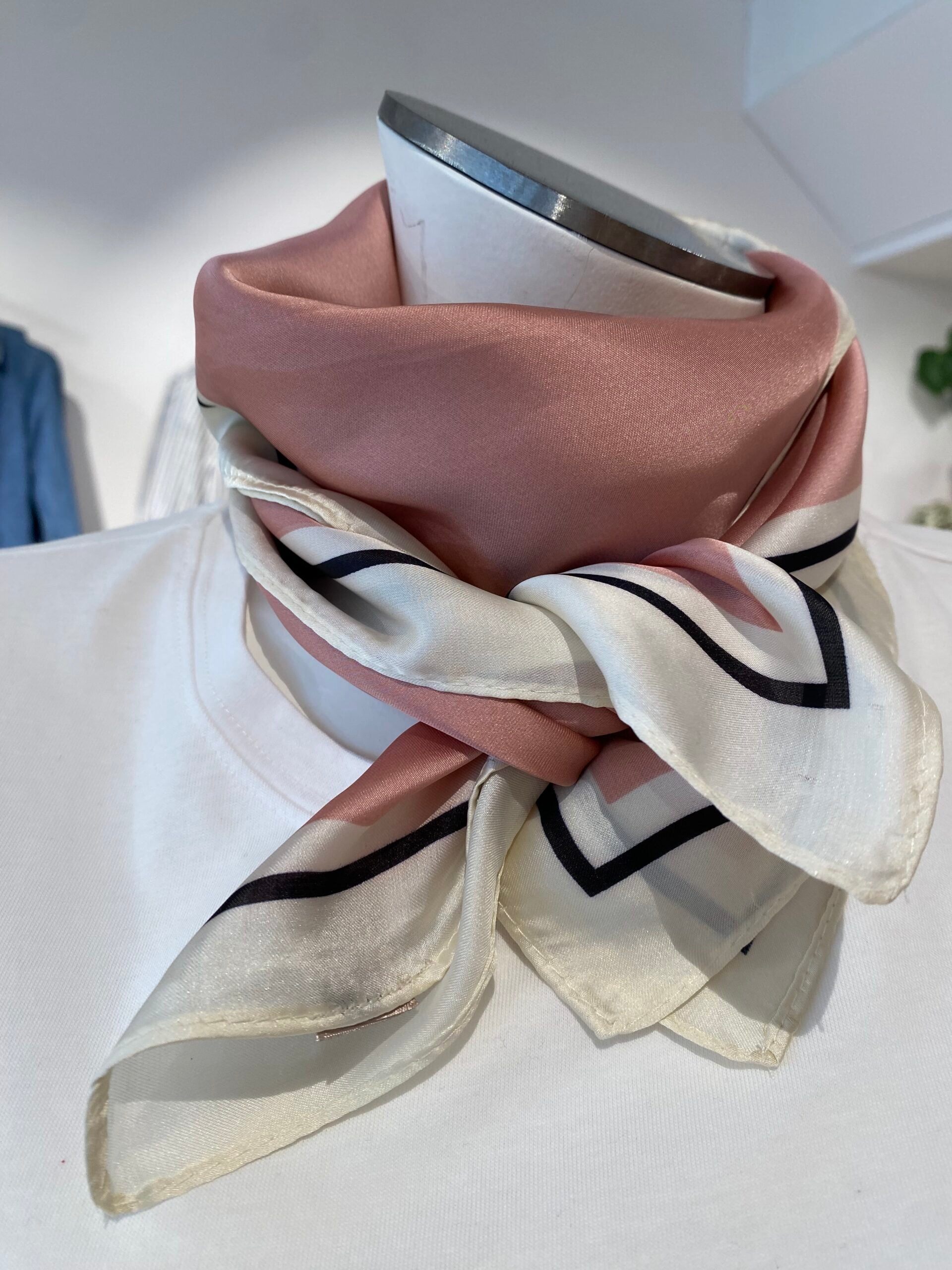 THREE M Rosa m. Sort/Off-white tørklæde | 1352