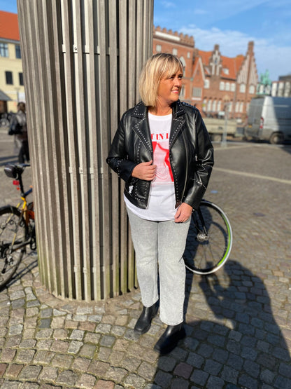 janni med sort læderjakke med knitterdetaljer. ONLY Carmakoma CARAUDREY Leather Black