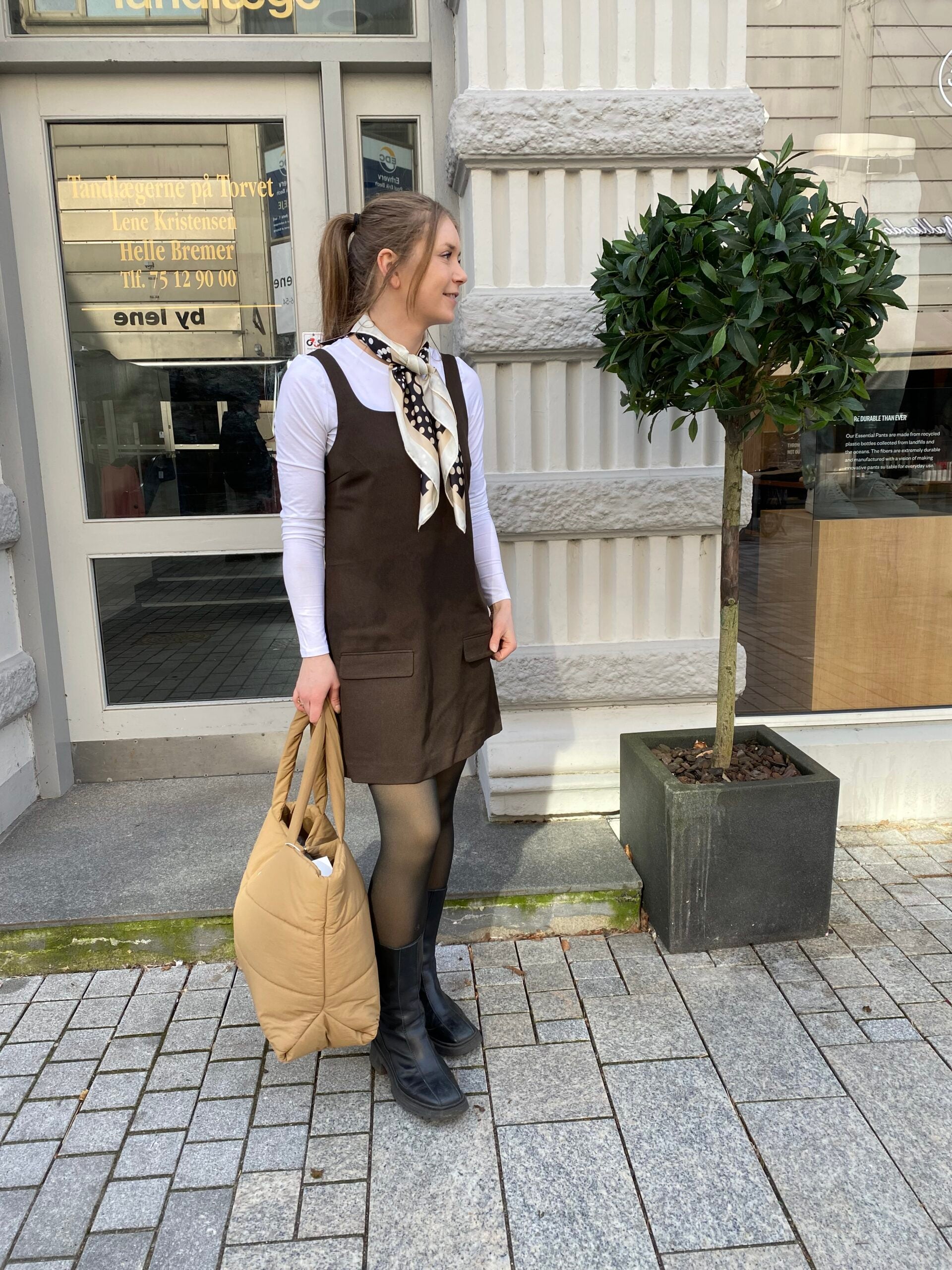 marie i kort brun kjole med brede stropper og langærmet hvid t-shirt under. PCFILINE SL Short Dress Delicioso