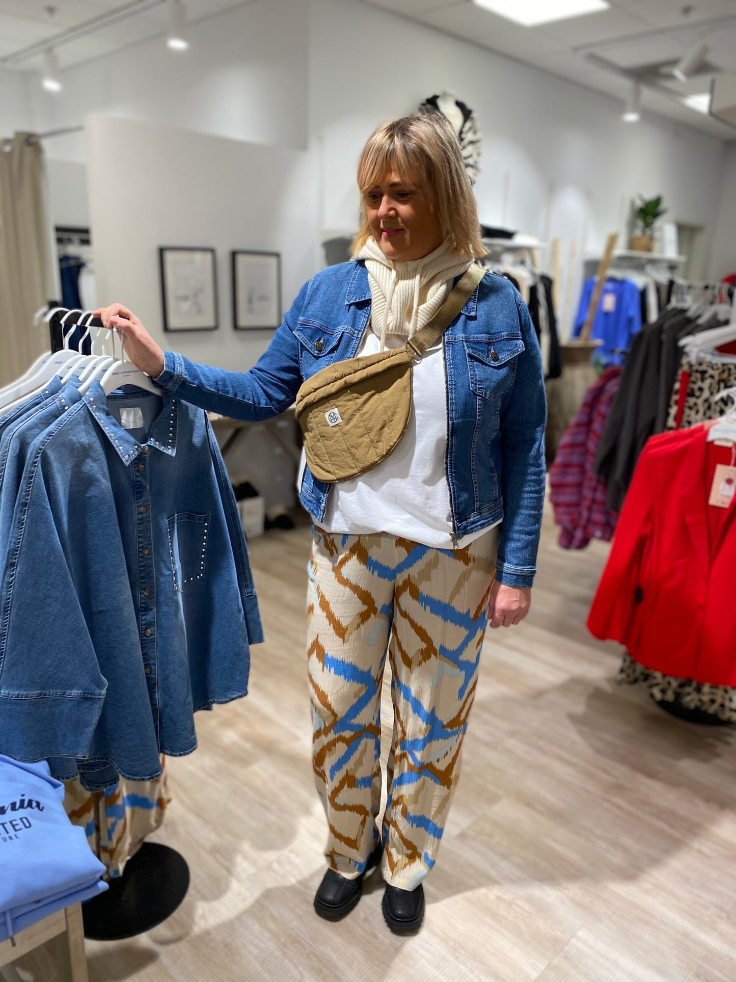 janni med mønstret bukser i flere farver. ONLY Carmakoma CARROWA Pants Pumice Stone Dancing Dune