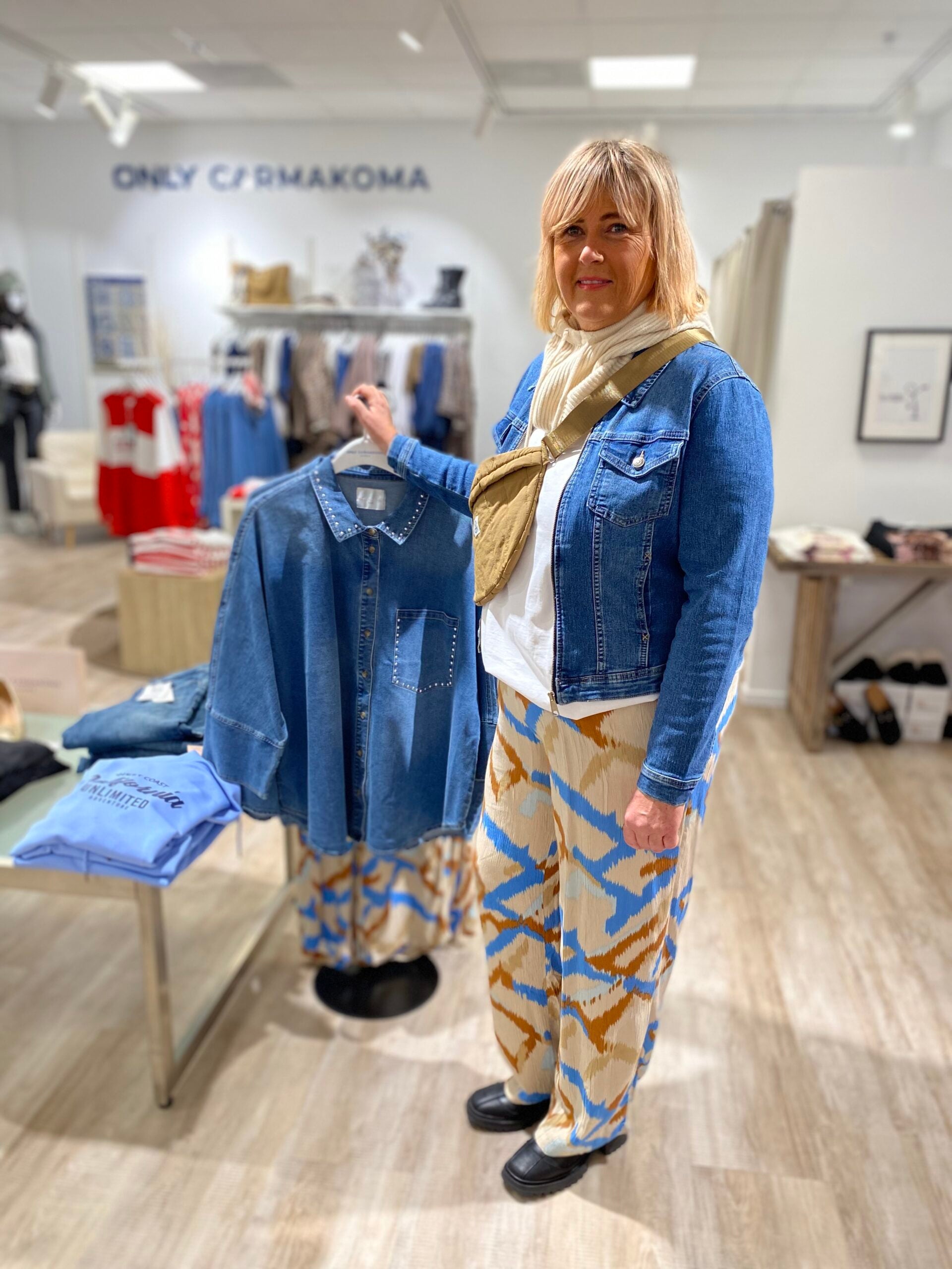 janni med denimjakke og mønstret bukser i flere farver. ONLY Carmakoma CARROWA Pants Pumice Stone Dancing Dune