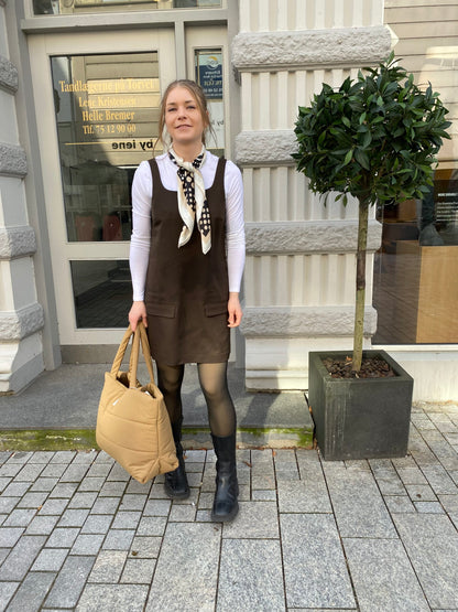 marie i kort brun kjole med brede stropper og langærmet hvid t-shirt under. PCFILINE SL Short Dress Delicioso