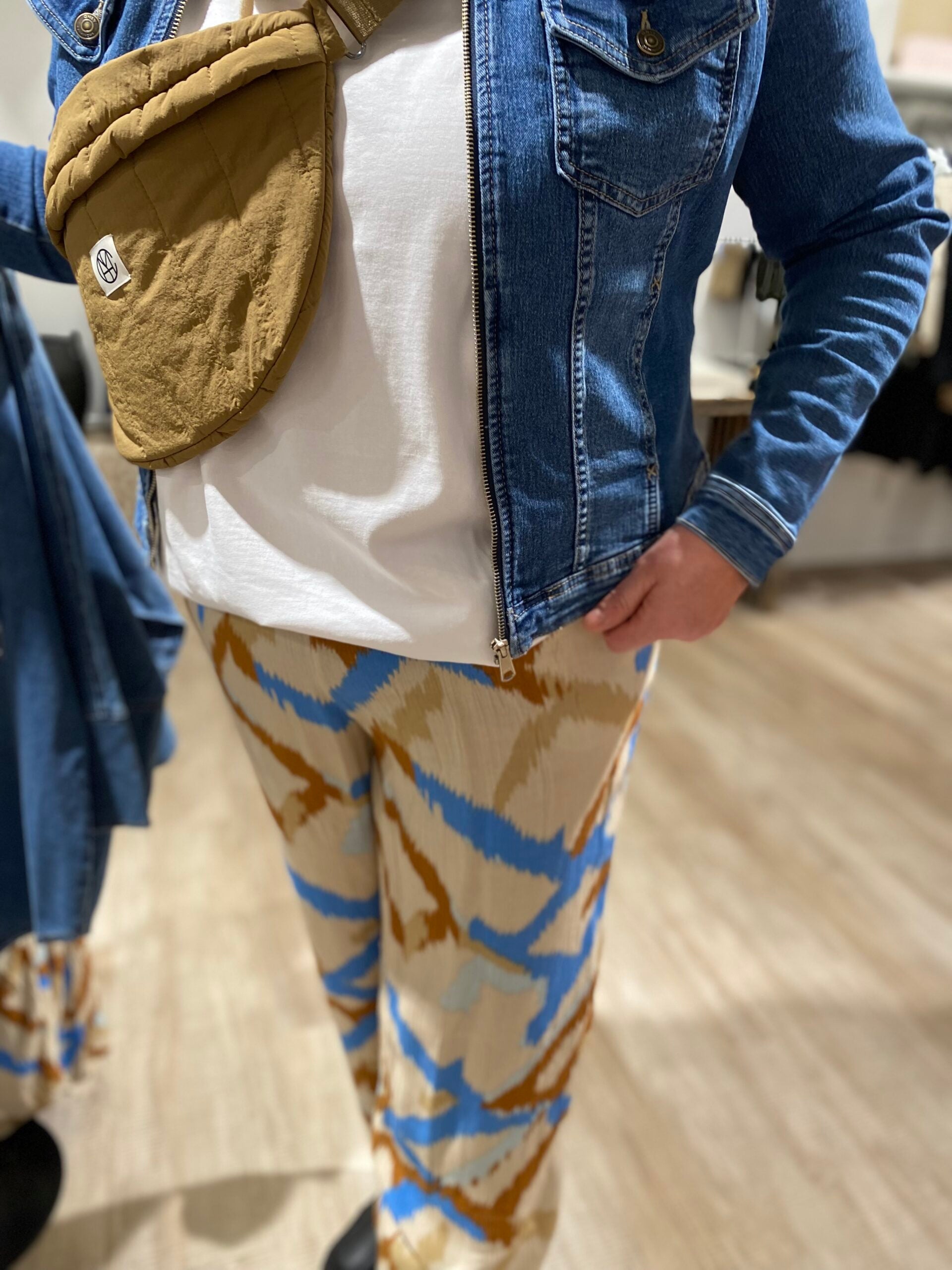 janni med mønstret bukser i flere farver. ONLY Carmakoma CARROWA Pants Pumice Stone Dancing Dune