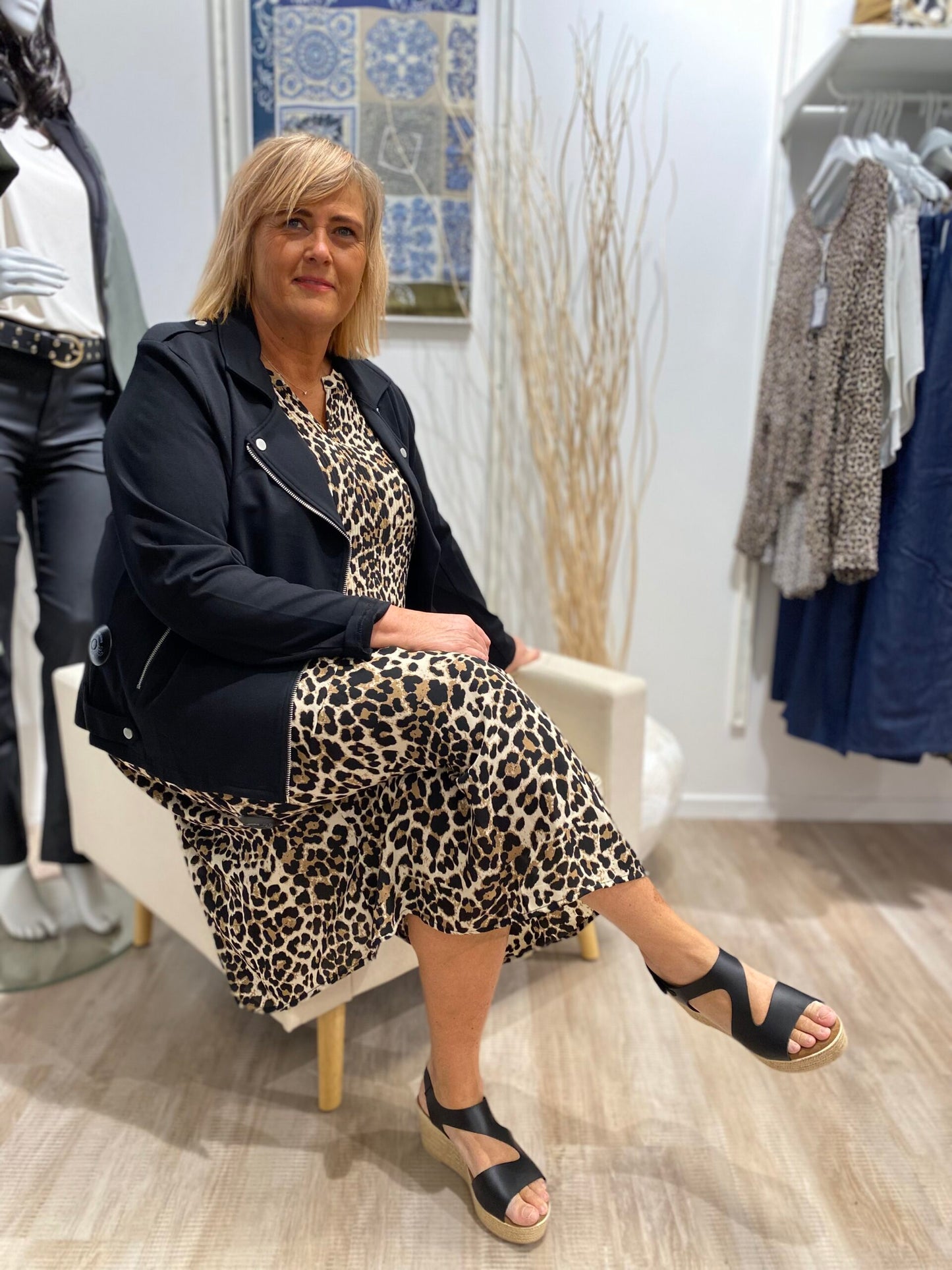 janni med leopardkjole og sorte sandaler med beige kilehæl