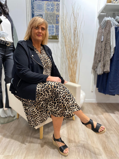 janni med leopardkjole og sorte sandaler med beige kilehæl