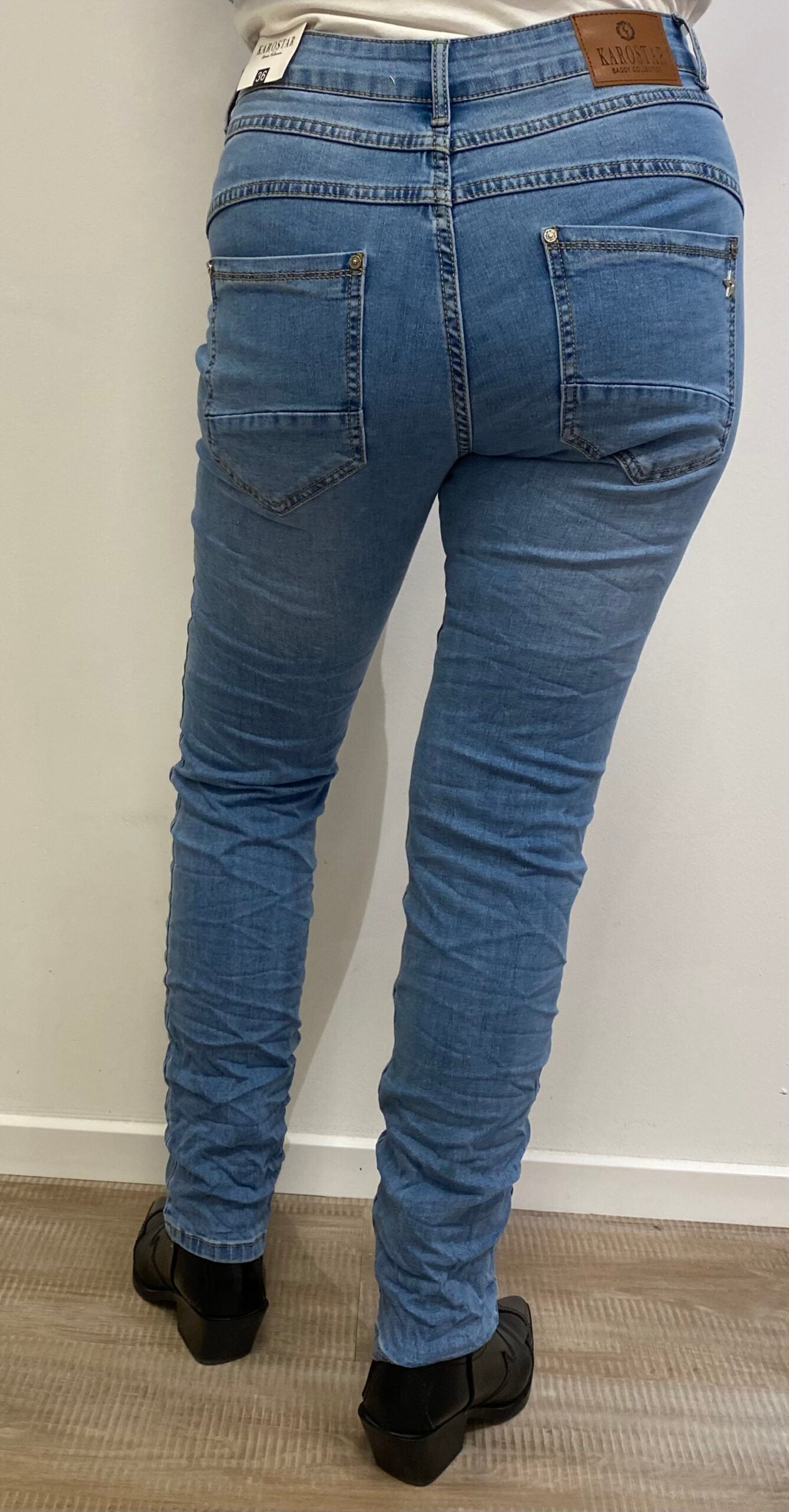 Karostar lysblå jeans med skrå knapper| KM2569